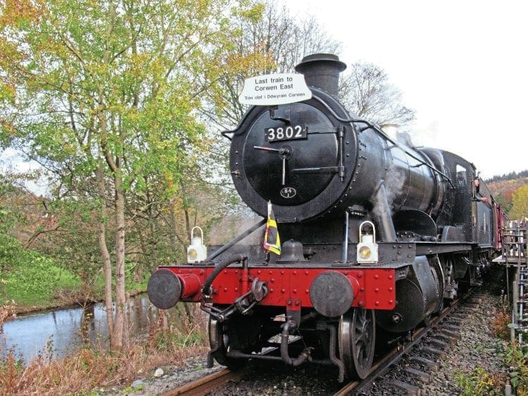 Heavy freight 2-8-0 No. 3802 prepares to depart from Corwen East with the last train to use the temporary platform on November 4. GEORGE JONES
