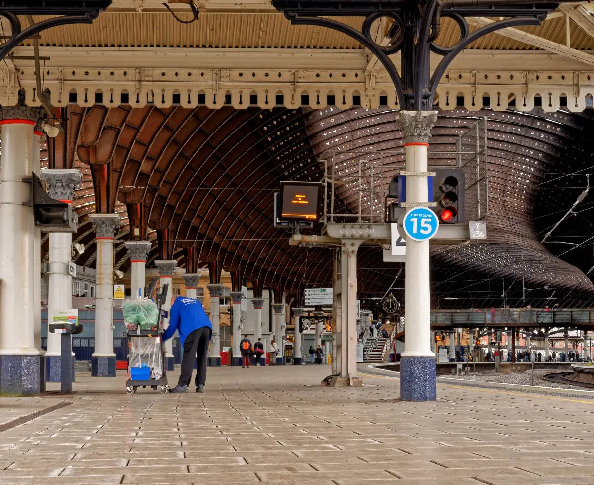 Planned strike by railway cleaners and catering workers suspended