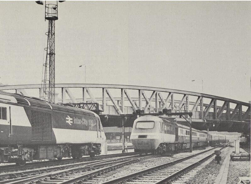 “Inter-City 125” HST sets passing outside Paddington on October 13, 1977, (left) 253 013, forming the 09.50 Bristol Temple Meads to Paddington; (right) 253 018, the 11.20 Paddington to Bristol Temple Meads.